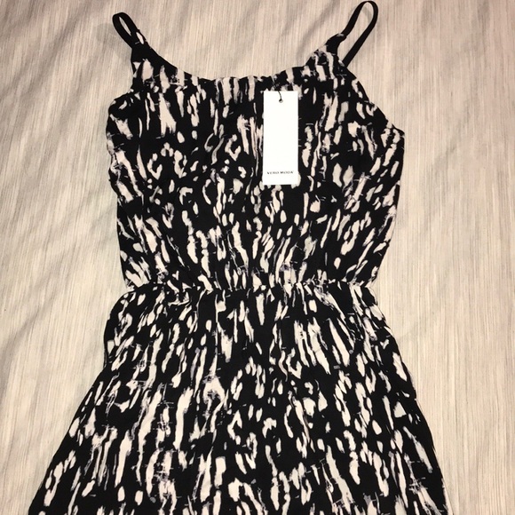 Vero Moda Woven Dress in Shatter Print (blk & wht) - Picture 2 of 4